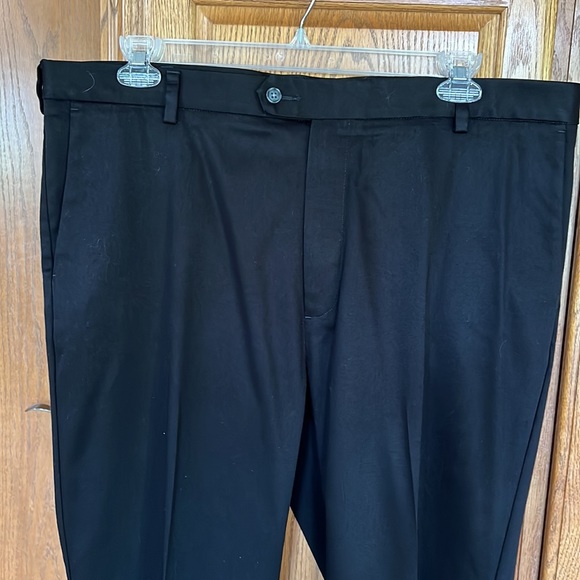 Roundtree and Yorke travel smart black men’s pants. - Picture 3 of 6